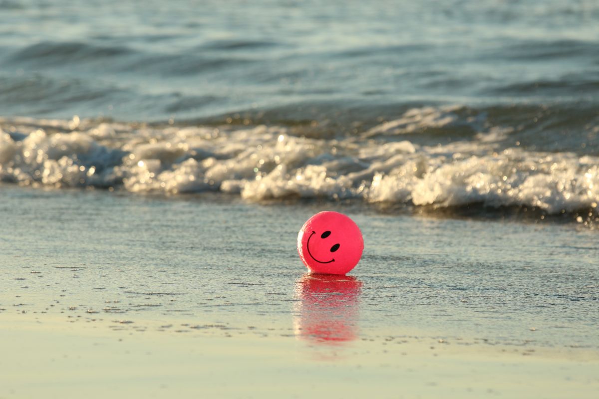 Ballon mit Smiley am Strand